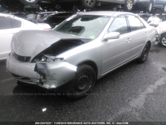 4T1BE32KX5U517425 - 2005 TOYOTA CAMRY LE/XLE/SE SILVER photo 2