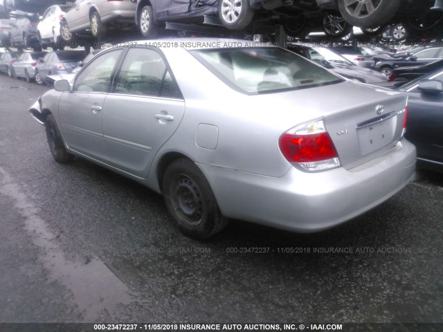 4T1BE32KX5U517425 - 2005 TOYOTA CAMRY LE/XLE/SE SILVER photo 3