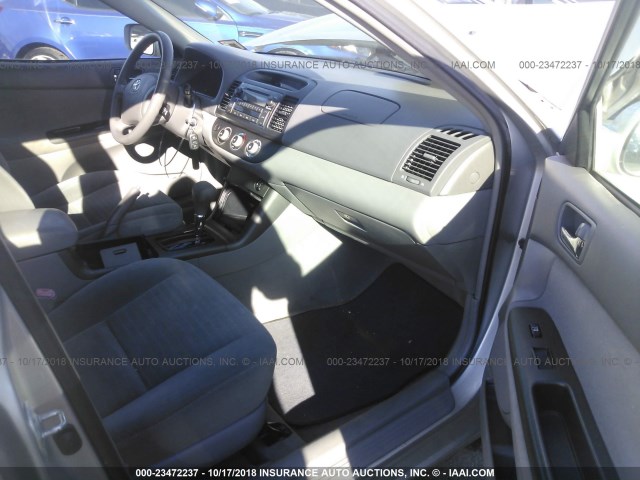 4T1BE32KX5U517425 - 2005 TOYOTA CAMRY LE/XLE/SE SILVER photo 5