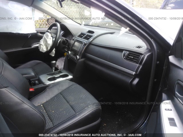4T1BF1FK2EU778303 - 2014 TOYOTA CAMRY L/SE/LE/XLE შავი ფოტო 5