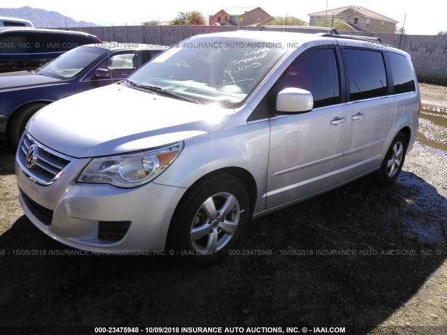 2V4RW3DG7BR766675 - 2011 VOLKSWAGEN ROUTAN SE SILVER photo 2