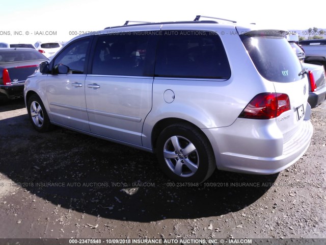 2V4RW3DG7BR766675 - 2011 VOLKSWAGEN ROUTAN SE SILVER photo 3