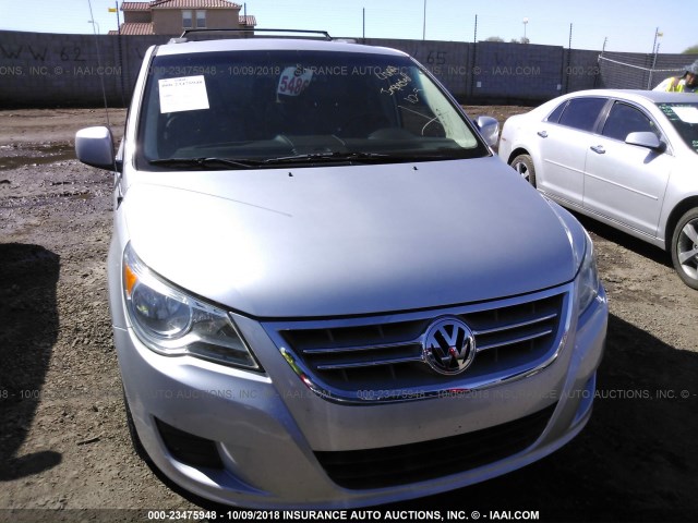 2V4RW3DG7BR766675 - 2011 VOLKSWAGEN ROUTAN SE SILVER photo 6