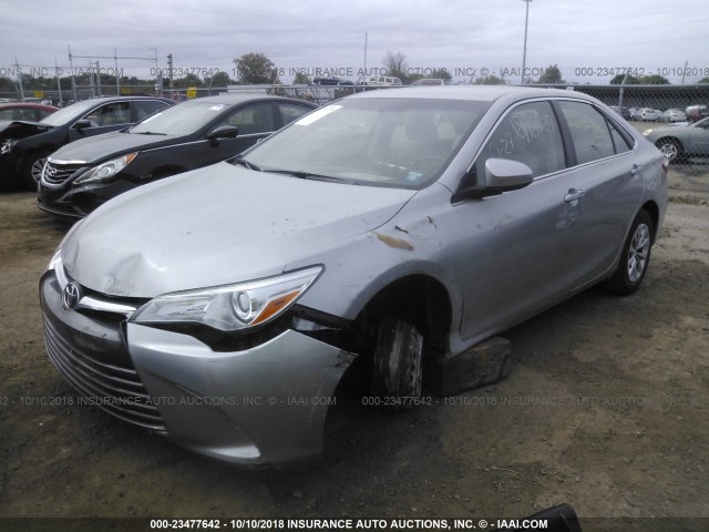 4T4BF1FK8GR544546 - 2016 TOYOTA CAMRY LE/XLE/SE/XSE ვერცხლისფერი ფოტო 2