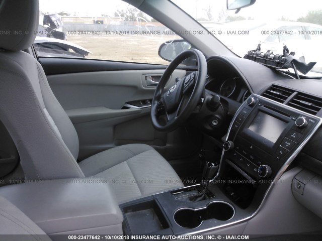 4T4BF1FK8GR544546 - 2016 TOYOTA CAMRY LE/XLE/SE/XSE ვერცხლისფერი ფოტო 5