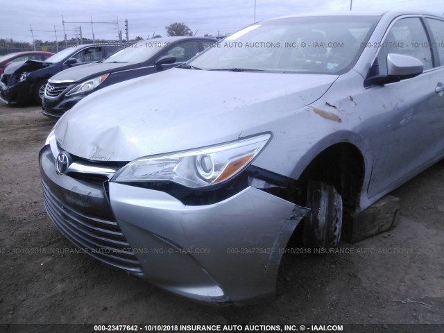 4T4BF1FK8GR544546 - 2016 TOYOTA CAMRY LE/XLE/SE/XSE ვერცხლისფერი ფოტო 6