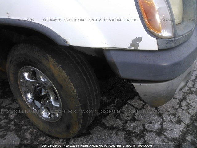 5N1ED28Y9YC525581 - 2000 NISSAN XTERRA XE/SE WHITE photo 6