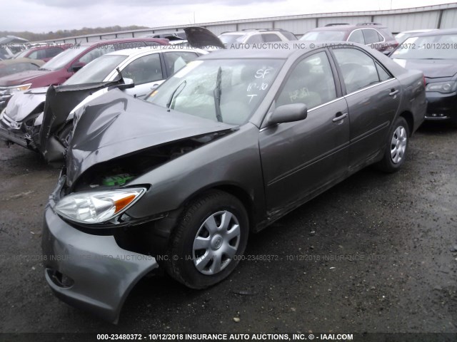 4T1BE32K13U696077 - 2003 TOYOTA CAMRY LE/XLE/SE GRAY photo 2