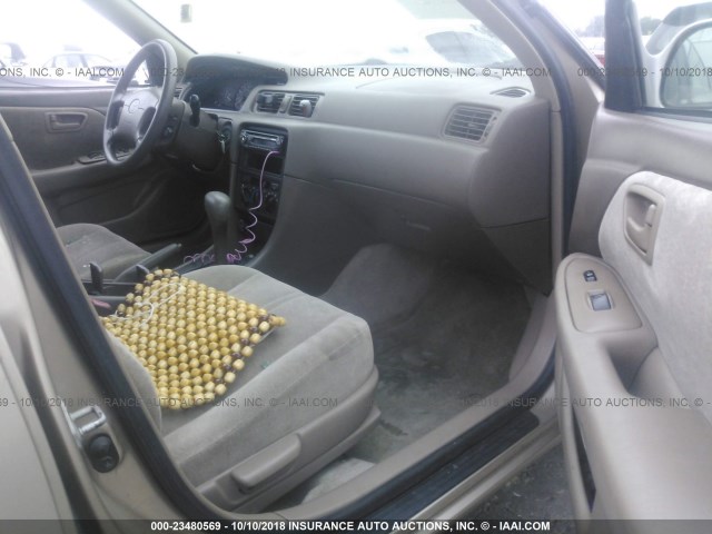 JT2BG22K4W0146112 - 1998 TOYOTA CAMRY CE/LE/XLE TAN photo 5