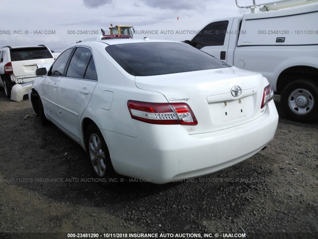 4T1BF3EK7BU768424 - 2011 TOYOTA CAMRY SE/LE/XLE WHITE photo 3