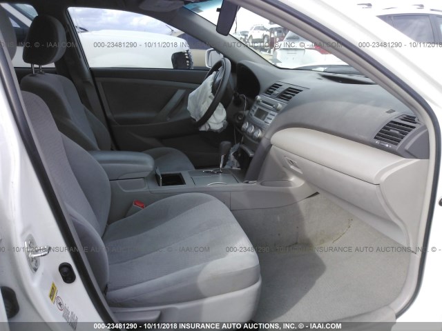 4T1BF3EK7BU768424 - 2011 TOYOTA CAMRY SE/LE/XLE WHITE photo 5