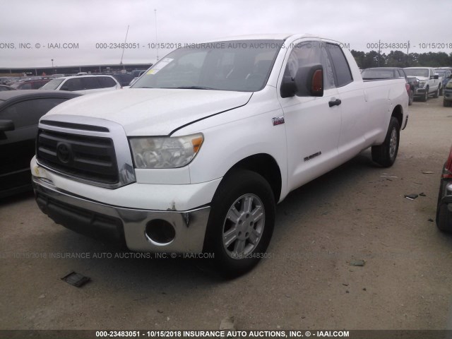 5TFTY5F12AX006913 - 2010 TOYOTA TUNDRA DOUBLE CAB SR5 WHITE photo 2