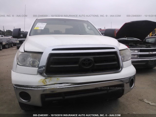 5TFTY5F12AX006913 - 2010 TOYOTA TUNDRA DOUBLE CAB SR5 WHITE photo 6