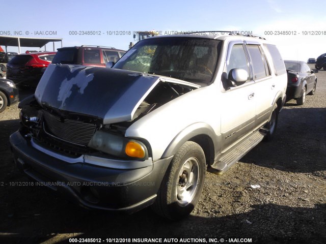 5LMEU27A3YLJ22794 - 2000 LINCOLN NAVIGATOR Күміс фото 2