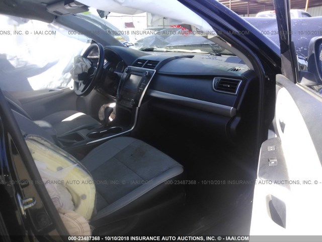 4T1BF1FK6GU125315 - 2016 TOYOTA CAMRY LE/XLE/SE/XSE BLACK photo 5