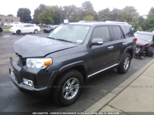 JTEBU5JR8D5118535 - 2013 TOYOTA 4RUNNER SR5/LIMITED/TRAIL GRAY photo 2