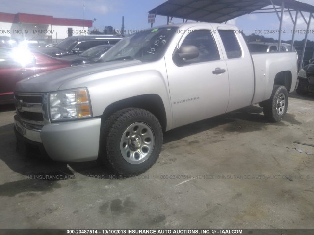 2GCEC19C481251068 - 2008 CHEVROLET SILVERADO C1500 SILVER photo 2