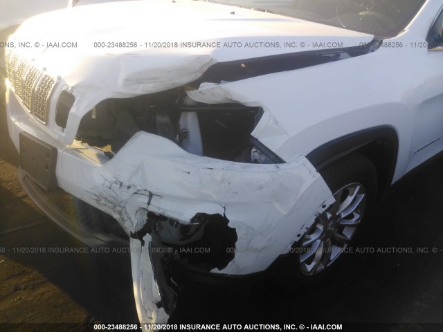 1C4PJLCB7KD187419 - 2019 JEEP CHEROKEE LATITUDE WHITE photo 6