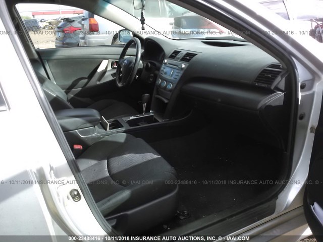 4T1BK46K18U055351 - 2008 TOYOTA CAMRY LE/XLE/SE SILVER photo 5