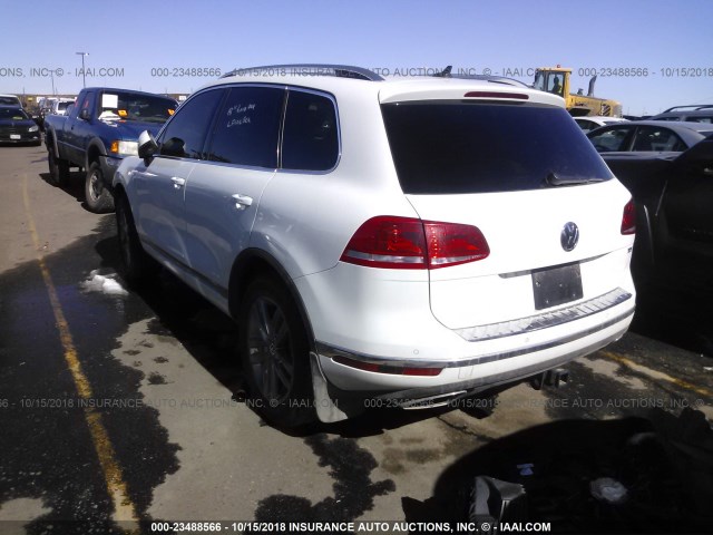 WVGEP9BP2FD006752 - 2015 VOLKSWAGEN TOUAREG V6 TDI WHITE photo 3