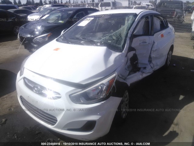 KMHCT4AE3GU102977 - 2016 HYUNDAI ACCENT SE WHITE photo 2