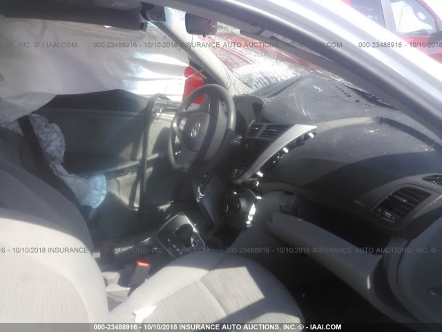 KMHCT4AE3GU102977 - 2016 HYUNDAI ACCENT SE WHITE photo 5