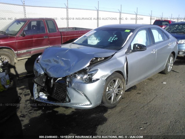 4T1BF1FKXGU238569 - 2016 TOYOTA CAMRY LE/XLE/SE/XSE SILVER photo 2