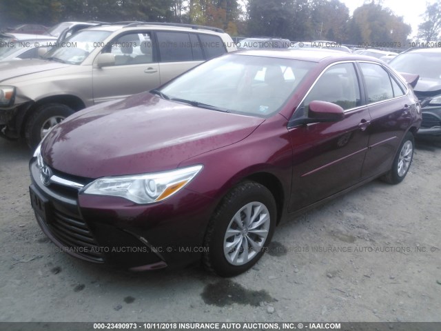 4T1BF1FK6HU661554 - 2017 TOYOTA CAMRY LE/XLE/SE/XSE RED photo 2