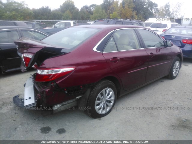 4T1BF1FK6HU661554 - 2017 TOYOTA CAMRY LE/XLE/SE/XSE RED photo 4