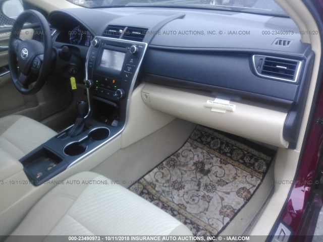 4T1BF1FK6HU661554 - 2017 TOYOTA CAMRY LE/XLE/SE/XSE RED photo 5