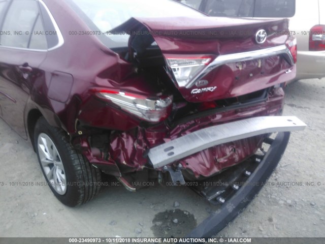 4T1BF1FK6HU661554 - 2017 TOYOTA CAMRY LE/XLE/SE/XSE RED photo 6
