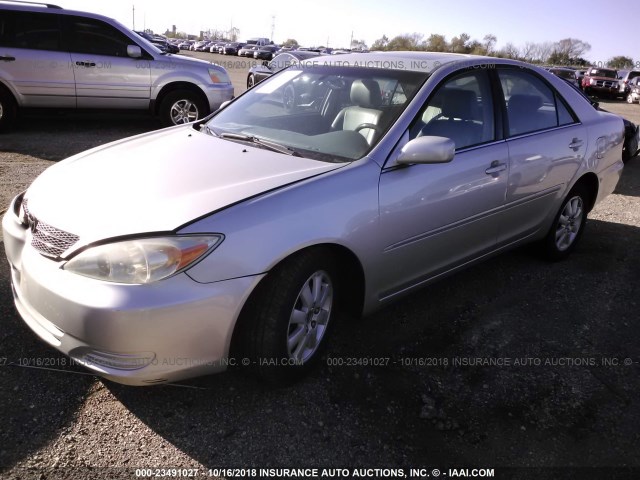 4T1BF30K82U010227 - 2002 TOYOTA CAMRY LE/XLE/SE SILVER photo 2