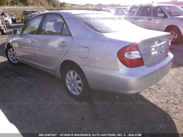 4T1BF30K82U010227 - 2002 TOYOTA CAMRY LE/XLE/SE SILVER photo 3