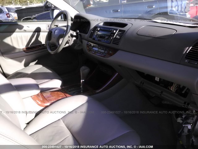 4T1BF30K82U010227 - 2002 TOYOTA CAMRY LE/XLE/SE SILVER photo 5