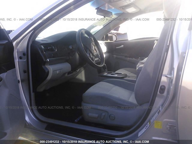 4T4BF1FK1CR171733 - 2012 TOYOTA CAMRY SE/LE/XLE ვერცხლისფერი ფოტო 5