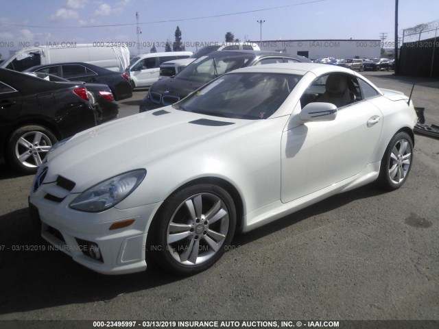 WDBWK5EA7BF239174 - 2011 MERCEDES-BENZ SLK 300 WHITE photo 2