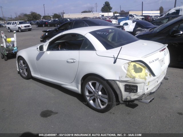 WDBWK5EA7BF239174 - 2011 MERCEDES-BENZ SLK 300 WHITE photo 3