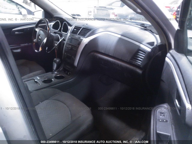 1GNEV23D09S110380 - 2009 CHEVROLET TRAVERSE LT SILVER photo 5