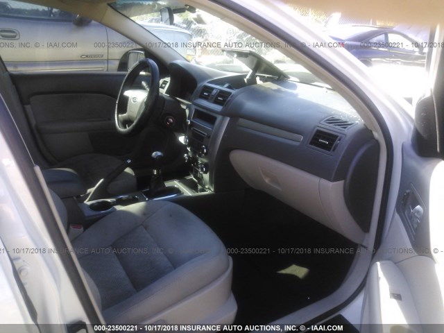 3FAHP0GA7AR255376 - 2010 FORD FUSION S WHITE photo 5