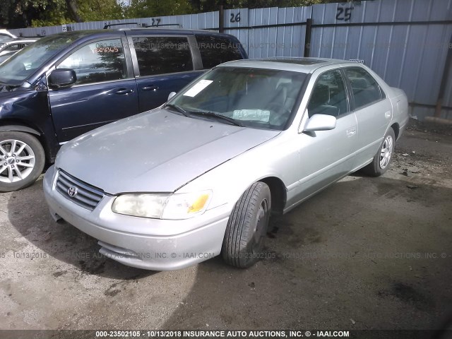 JT2BF22KX10295359 - 2001 TOYOTA CAMRY CE/LE/XLE SILVER photo 2