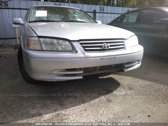 JT2BF22KX10295359 - 2001 TOYOTA CAMRY CE/LE/XLE SILVER photo 6