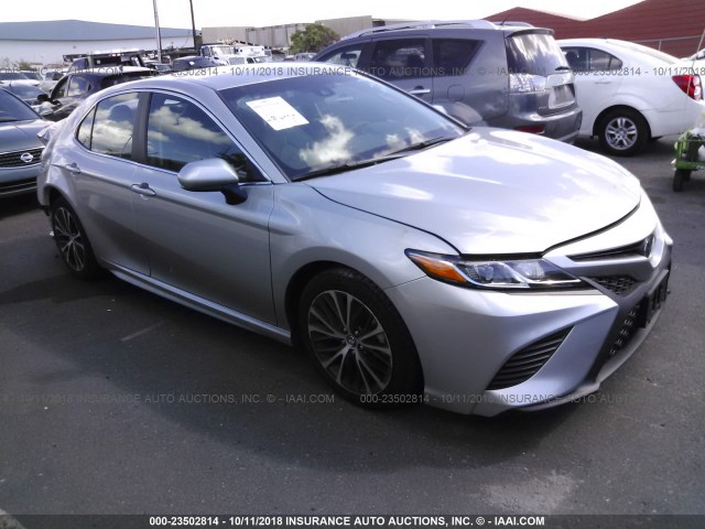 4T1B11HK3JU073354 - 2018 TOYOTA CAMRY L/LE/XLE/SE/XSE SILVER photo 1