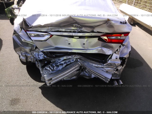 4T1B11HK3JU073354 - 2018 TOYOTA CAMRY L/LE/XLE/SE/XSE SILVER photo 6