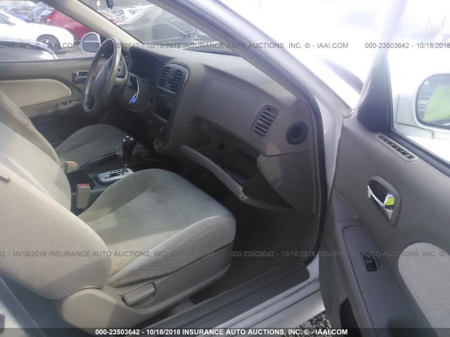 KMHWF25S74A065096 - 2004 HYUNDAI SONATA GL WHITE photo 5