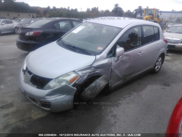 3N1BC13E49L420148 - 2009 NISSAN VERSA S/SL SILVER photo 2