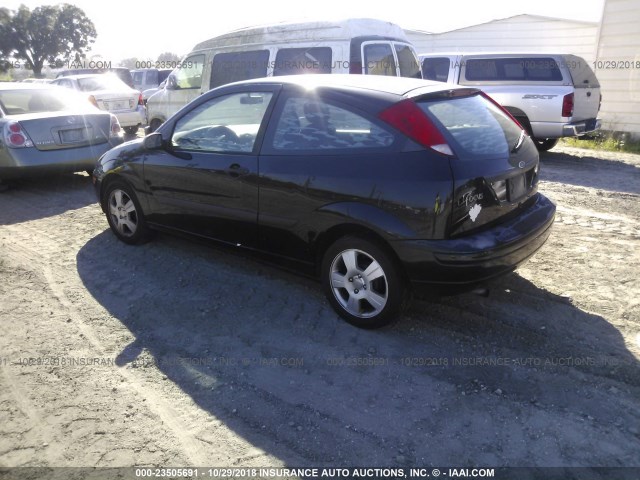 3FAFP31373R117889 - 2003 FORD FOCUS ZX3 BLACK photo 3