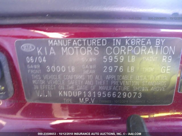 KNDUP131956629073 - 2005 KIA SEDONA EX/LX RED photo 9