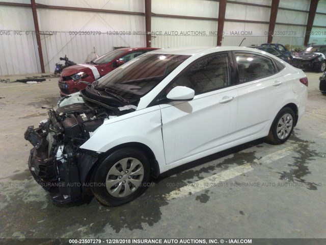 KMHCT4AE7GU004986 - 2016 HYUNDAI ACCENT SE WHITE photo 2