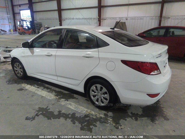 KMHCT4AE7GU004986 - 2016 HYUNDAI ACCENT SE WHITE photo 3