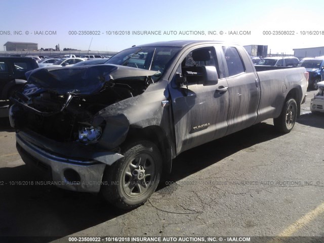 5TFCW5F1XDX015241 - 2013 TOYOTA TUNDRA DOUBLE CAB SR5 BROWN photo 2